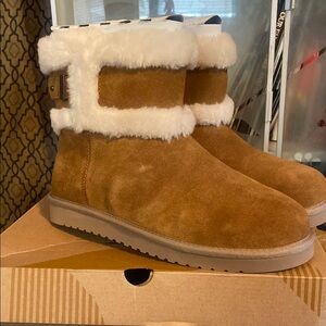 Koolaburra Tan Winter Boots with White Fur Trim